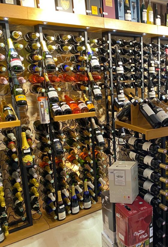 De nombreuses références de vins, champagnes et spiritueux chez votre caviste